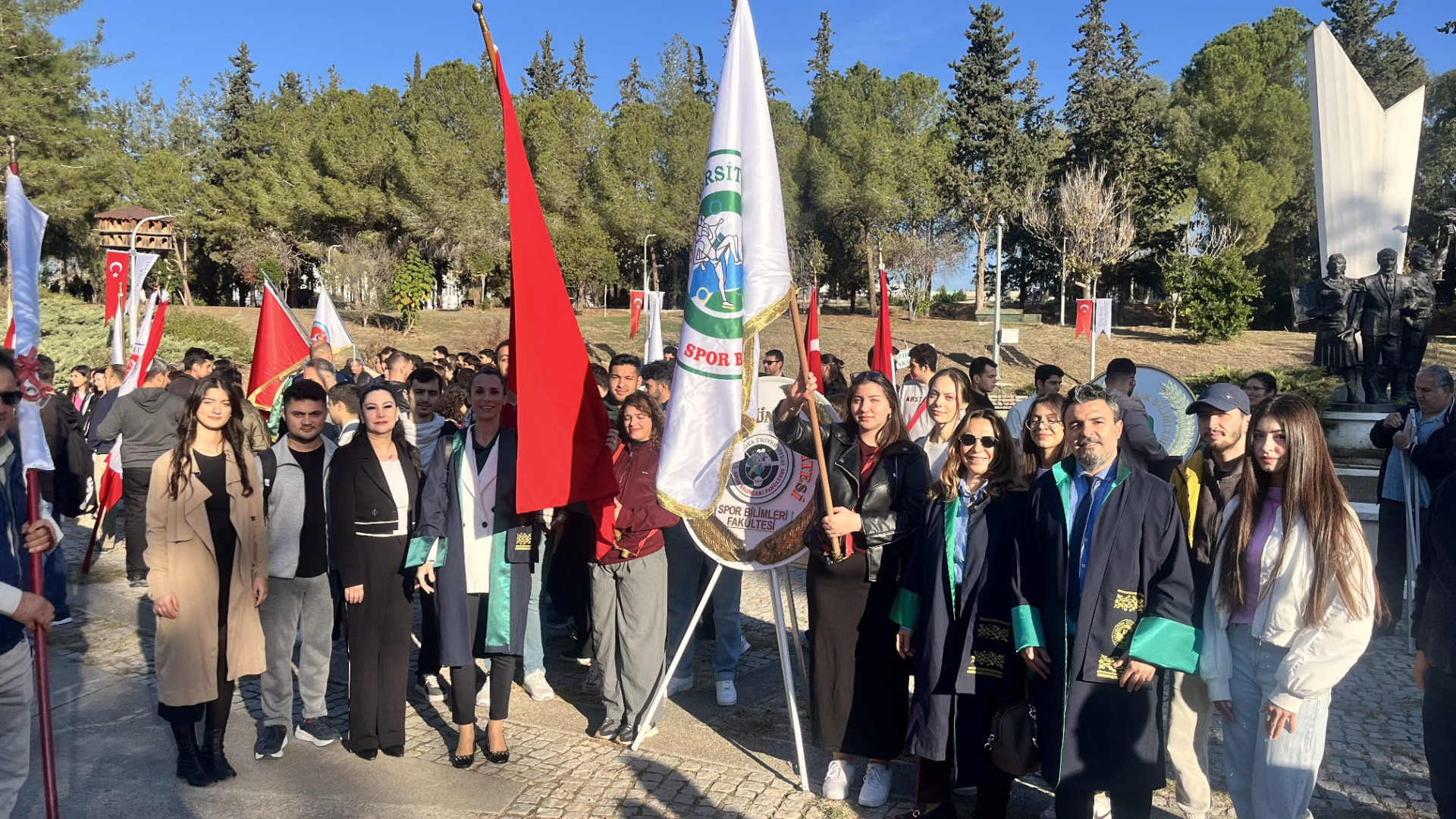 2025 2026 Akademik Yılı Açılış Töreni ve Üniversitemizin kuruluş yıl dönümü kapsamında düzenlenen program çerçevesinde Atatürk Anıtına çelenk sunuldu